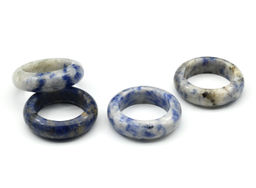 Цельное кольцо из лазурита ширина 6мм Радуга камня