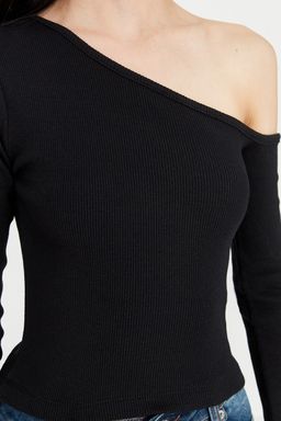 Siyah Fitted/Vucuda Oturan Asimetrik Yaka Omzu Ac?k Fitilli Esnek Orme Bluz TWOAW23BZ00088