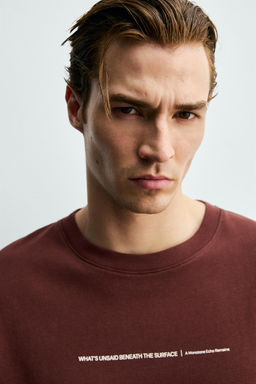 CAMISETA RELAXED FIT ESTAMPADO FLOCADO / Granate