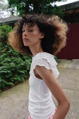 CAMISETA MANGA CORTA BORDADOS / Blanco - Zara фото 3
