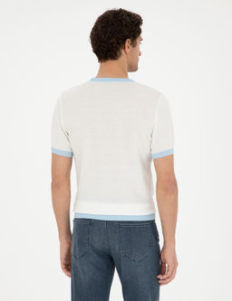 Белая приталенная трикотажная футболка с круглым вырезом