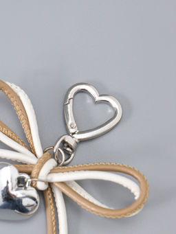 Брелок на карабине "Двойной бант с сердцем" бежево-белый 14х9х1,5 см