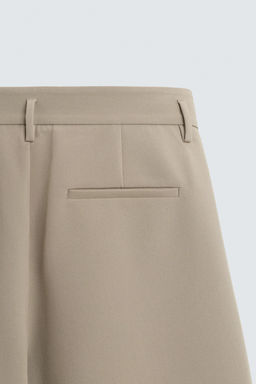 BERMUDA FLUIDA PLIEGUES / Tostado claro