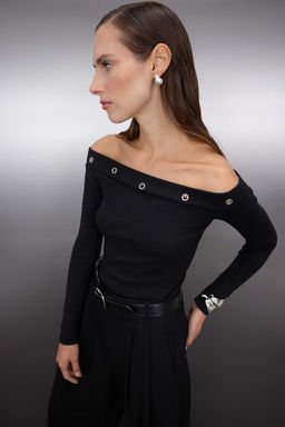 Siyah Carmen Yaka Kusgozu Detayl? Fitted/Vucuda Oturan Esnek Orme Bluz TWOAW26BZ00065