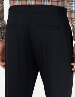 Темно-синие парусиновые брюки морковного кроя