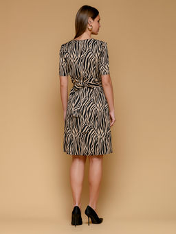 УЦЕНКА. Платье длины миди с черно-бежевым принтом и короткими рукавами - 1001dress фото 3