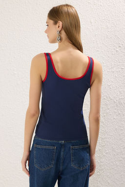 Lacivert Renk Bloklu Fitted/Vucuda Oturan Havuz Yaka Fitilli Esnek Orme Atlet TWOSS22AL0042