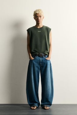 SUDADERA TANK RELAXED FIT TEXTO BORDADO / Verde oscuro