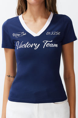 TRENDYOLMILLA Lacivert Slogan Bask?l? V Yaka Regular/Normal Kal?p Orme T-Shirt TWOSS24TS00162 фото 5