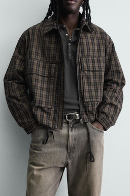 CAZADORA CROPPED FIT CUADROS / Negro / Marr?n