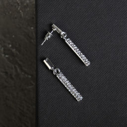 Серьги со стразами Геометрия тонкий цилиндр, белые в серебре - Qf фото 2