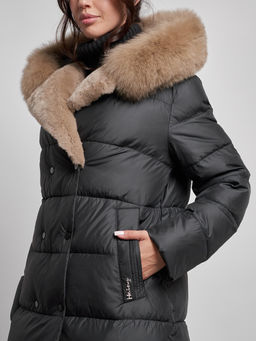 Пальто утепленное с капюшоном и мехом зимнее женское черного цвета 133203Ch