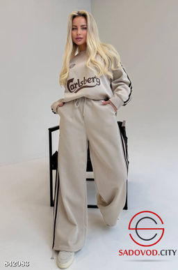 Спортивный женский костюм