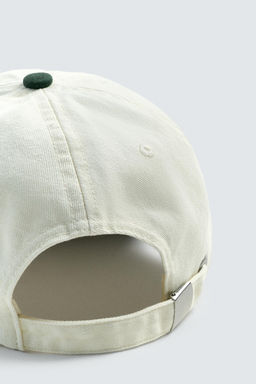 GORRA LAVADA TEXTO BORDADO CONTRASTE / Crudo