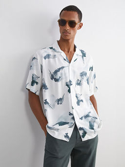 Regular Fit Resort Yaka K?sa Kollu Desenli Viskon Erkek G?mlek