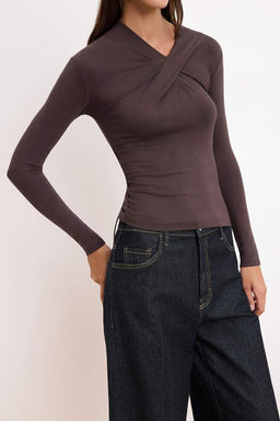 Kahverengi Fitted/Vucuda Oturan Asimetrik Yaka Uzun Kollu Esnek Orme Bluz TWOSS26BZ00692 - Trendyolmilla фото 3