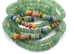 Браслет из авантюрина зеленого диски 6*2мм со вставками из лавы, 16см