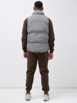 Жилет мужской утепленный спортивный серого цвета 15325Sr