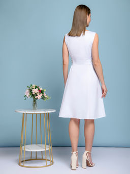 Платье белое без рукавов с декоративными элементами - 1001dress фото 3