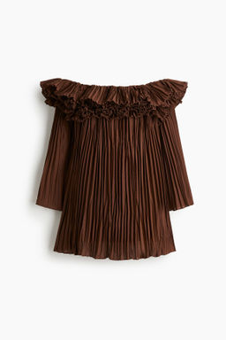 Vestido off-the-shoulder plisado