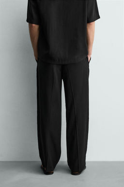 PANTAL?N FLUIDO RELAXED FIT PLIEGUES / Negro