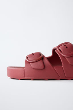 SANDALIA ENGOMADA HEBILLAS / Granate