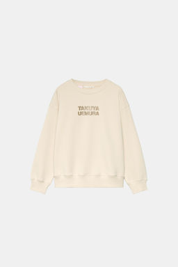 SUDADERA SAKURA TEXTO RELIEVE / Crudo