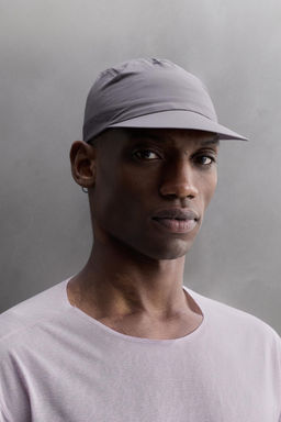 GORRA T?CNICA LIGERA / Morado Oscuro