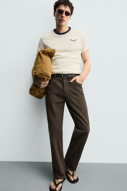 CAMISETA REGULAR FIT BORDADO CONTRASTE / Crudo