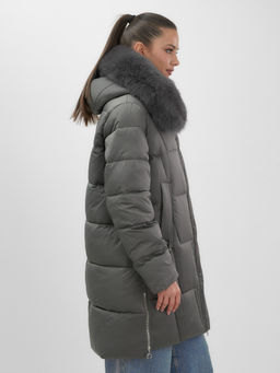 Пальто зимнее утепленное с мехом и капюшоном тренд темно-зеленого цвета 7630TZ - Visdeer фото 4