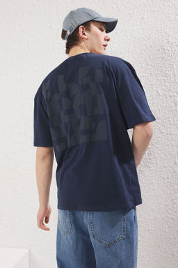 TRENDYOL MAN Beyaz Oversize/Genis Kesim Kabar?k S?rt Bask?l? %100 Pamuk T-Shirt TMNSS25TS00082