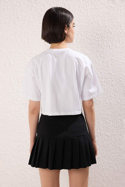 Beyaz Galaksi Bask?l? Relaxed/Rahat Kal?p %100 Kal?n Pamuklu Crop Orme T-Shirt TWOSS23TS00038