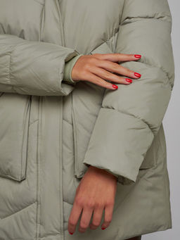 Зимняя женская куртка модная с капюшоном светло-зеленого цвета 52362ZS - HULDLUCK фото 12