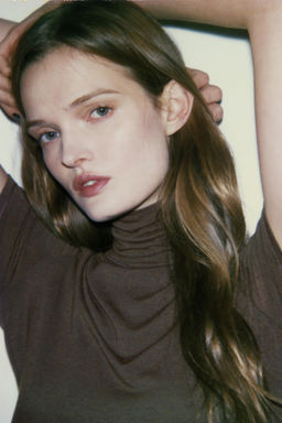 CAMISETA CUELLO ALTO ASIM?TRICA / Marr?n - Zara фото 5