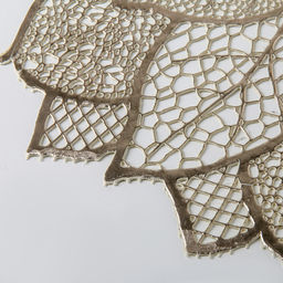 Цена за 12 шт. Салфетка сервировочная на стол Доляна Цветок, d=43 см, цвет золотой  фото 5