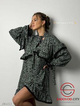 Платье женское с оборками и окантовкой из рюш