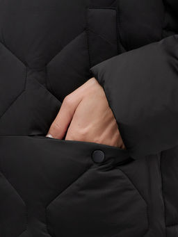 Пальто зимнее утепленное с мехом и капюшоном тренд черного цвета 7753Ch - Visdeer фото 11