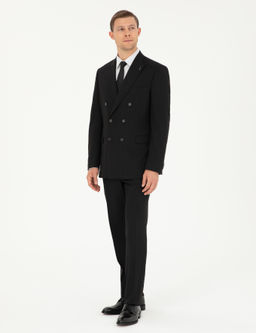 Черный двубортный костюм в полоску приталенного кроя черного цвета