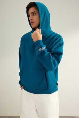 Petrol Kap__onlu Oversize/Geni_ Kesim Nak__l_ Etiketli Yumu_ak Kuma_ Sweatshirt TMNAW24SW00031