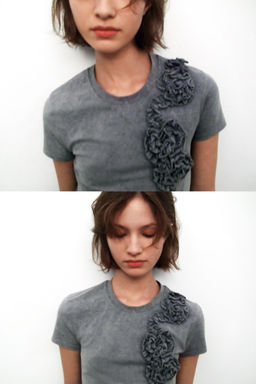 CAMISETA LAVADA FLOR RELIEVE / Gris