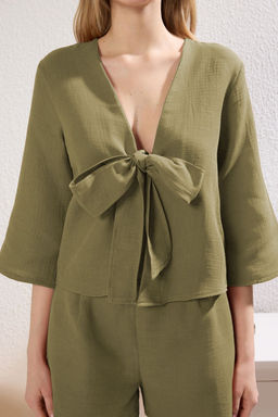 Haki %100 Pamuklu Baglama/Kurdele/Fiyonk Detayl? Muslin Sortlu Dokuma Pijama Tak?m? THMSS24PT00077