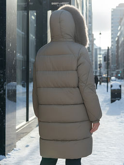 Пальто зимнее утепленное с мехом и капюшоном тренд коричневого цвета 7629K - Visdeer фото 18