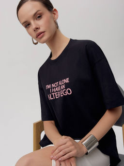 CONTE Удлиненная oversize-футболка из хлопка с рисунком Alter ego LD 2702 black-alter ego