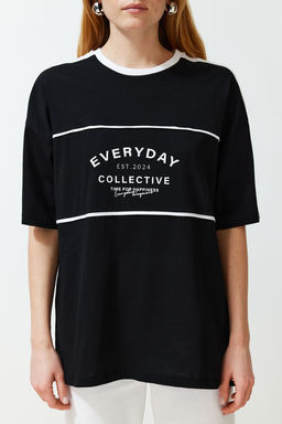 TRENDYOLMILLA Siyah %100 Pamuk Renk Bloklu Sloganl? Oversize/Genis Kal?p Orme T-Shirt TWOSS24TS00132 фото 5