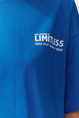 TRENDYOLMILLA Saks %100 Pamuk S?rt ve On Slogan Bask?l? Oversize/Genis Kesim Orme T-Shirt TWOSS24TS00186 фото 4