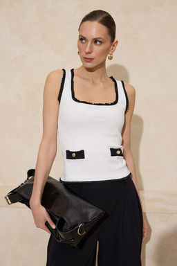 Beyaz Renk Bloklu Fitted/Vucuda Oturan Kare Yaka Cep Detayl? Fitilli Esnek Orme Atlet TWOSS26AL00005