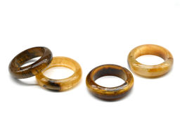 Кольцо из тигрового глаза ширина 6мм Радуга камня