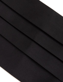 Черный костюм, галстук-бабочка и пояс