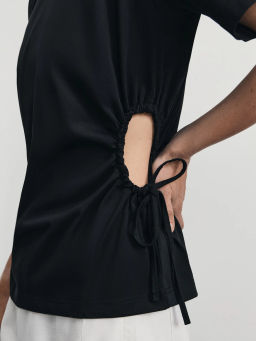 Футболка из хлопка с вырезами по бокам / Zarina фото 7