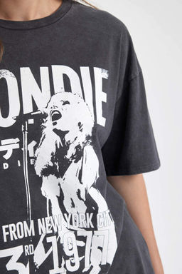 Моющаяся футболка Cool Blondie Oversize с круглым вырезом из 100 % хлопка с короткими рукавами и эффектом выцветания - Defacto фото 5